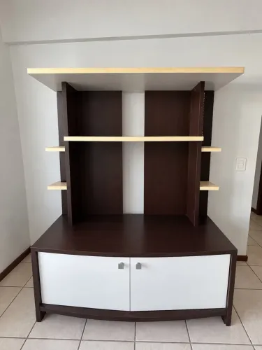 Rack com Estante para TV e armário com duas portas 