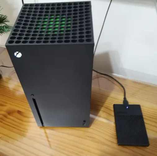 X-BOX Series X - Praticamente novo com 1 controle, disco externo e jogos instalados