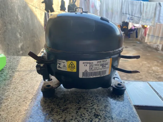 Motor de geladeira embraco estragado modelo EM2S 70 CLP