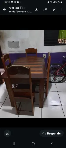 Vendo mesa de jantar com 4 cadeiras