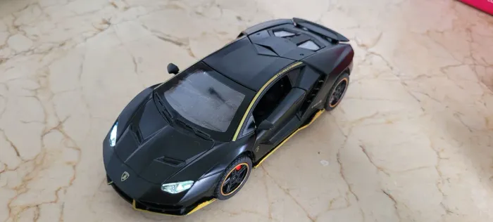 Miniatura 1:32 abre portas, possui luz e som lamborguini centenario