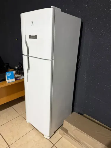 Geladeira seminova barato hoje dou garantia entrego