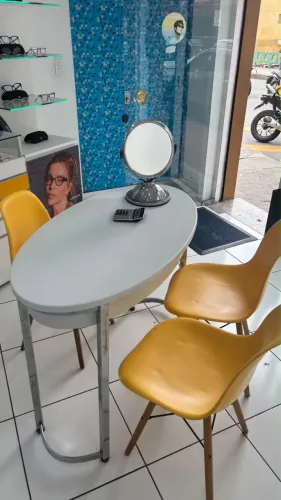 Vendo mesa ovalada com gaveta usada