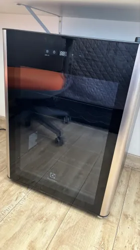 Adega Electrolux 24 Garrafas Painel Digital - WSF24