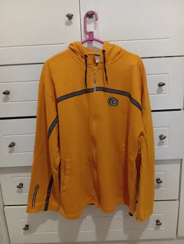 moletom amarelo com zíper e capuz é da marca Gangster, 