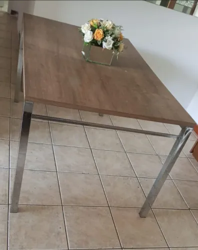 Mesa de madeira maciça com pés em aço inox - 6 lugares