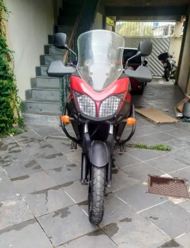 SUZUKI V-STROM DL 650 - VERMELHA IMPECÁVEL