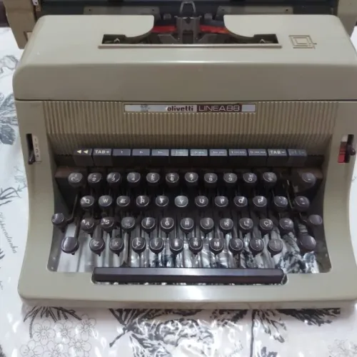 Máquina de escrever Olivetti Linea 88