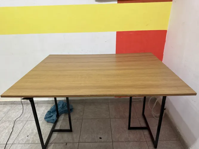Mesa tampo de madeira pés de metal