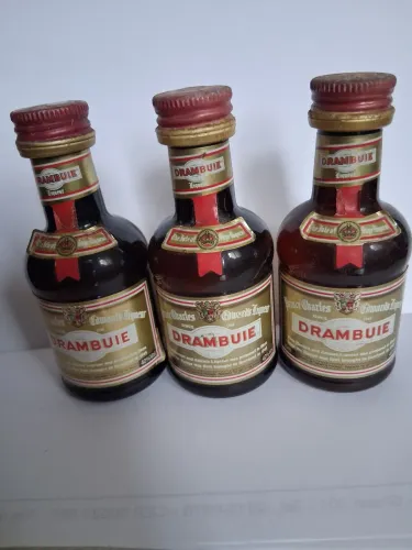 3 miniaturas de licor drambuie