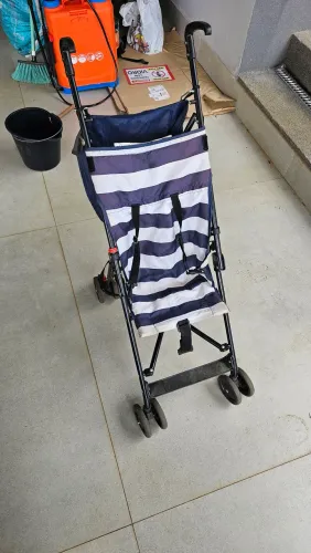 Carrinho de bebê guarda chuva