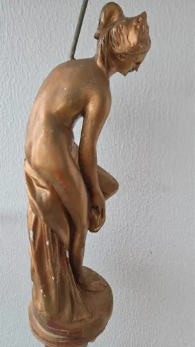 Vendo estátua abajur gesso dourado 