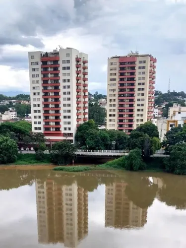 Cobertura TRIPLEX com 381m2, 3 quartos sendo 2 suítes, piscina e sacada, no Centro - Resen