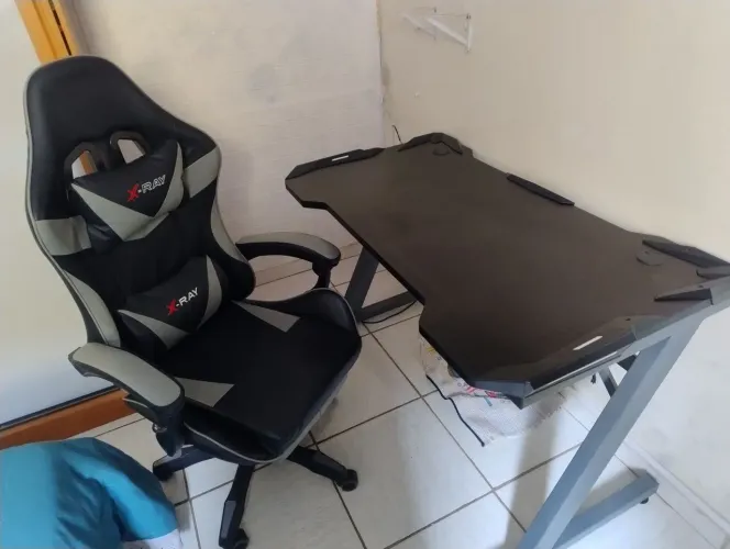 Vendo mesa e cadeira gamer