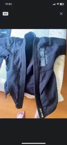 KIMONO JIU JITSU WORLD COMBAT PRETO (tamanho A2)