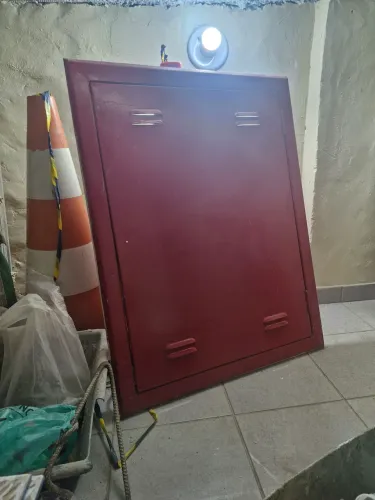 Porta com moldura para abrigo hidratante.