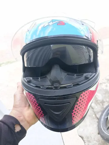Capacete com óculos escuro dois em um