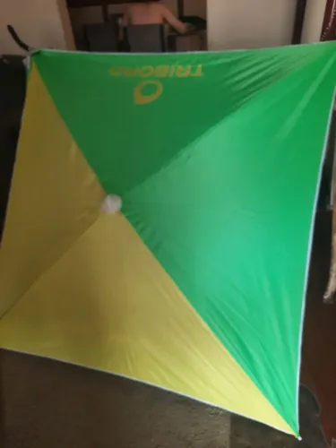 Verão logo aí! Guarda-sol marca Tribord VFF 59+ cor amatelo e verde retangular