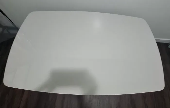 Mesa 4 lugares pé em madeira e tampo vidro laqueado