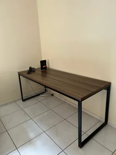 Mesa de Escritório Kuandra - Nogal e Preto