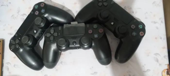 Controles ps4 2 originais e 1 paralelo