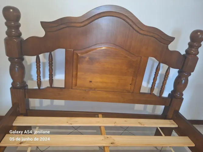 Cama de madeira vintage