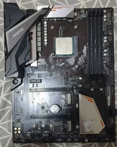 Placa mãe AM4 Gigabyte B450 Aorus Elite (AVARIADA)