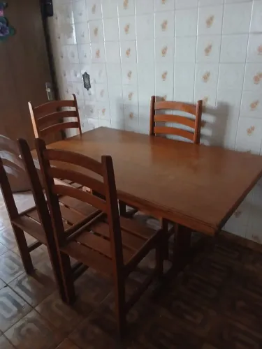 Mesa com 5 cadeiras