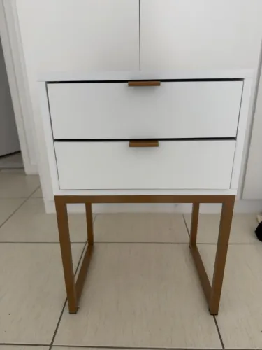 2 mesas de cabeceira brancas com 2 gavetas