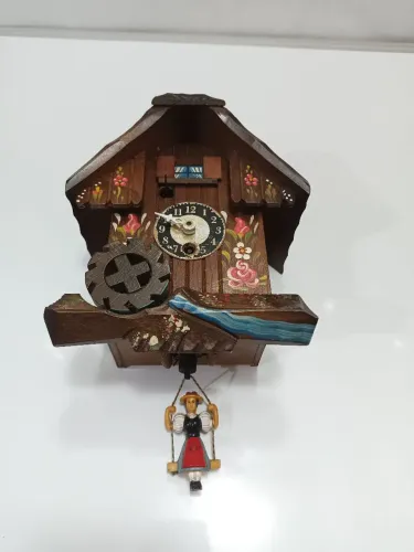 Relógio cuco swiss menina no balanço