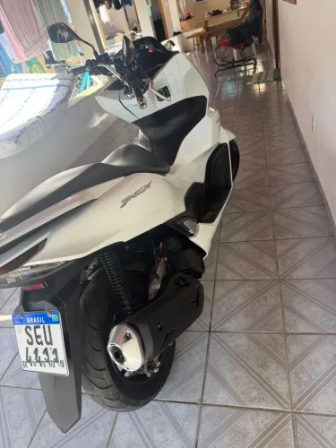 Vendo PCX 160 ABS , ano 2023 , IPVA pago , sem detalhes . Aceito proposta