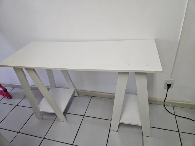 Mesa branca de escritório