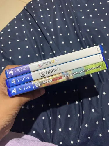 Jogos combo Ps4 - FIFA 17, FIFA 19 e PES 2018