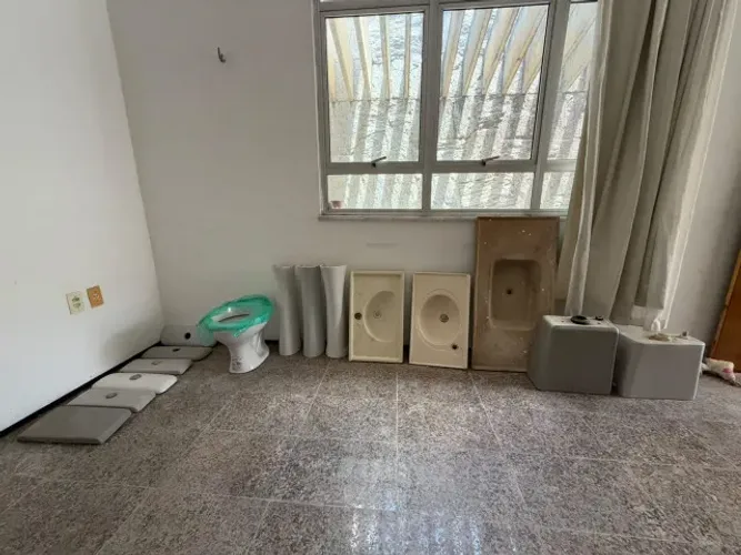 Vendo caixa, tampa, aparelho sanitário, pia, coluna para pia e Pvc 24 metros R&30.0