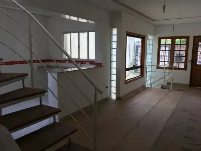 Sobrado para venda tem 191 metros quadrados com 4 quartos