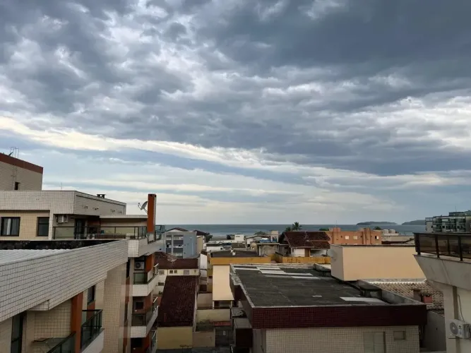 Apartamento na Praia Grande, a poucos metros do mar, com churrasqueira e varanda - Ubatuba