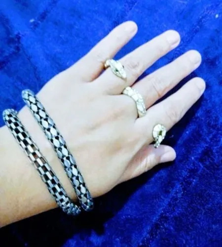 Pulseiras e anéis