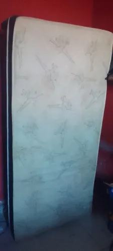 Vende se cama de solteiro