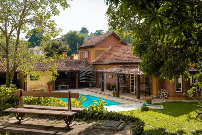 Casa à venda em Valença RJ, lazer completo | Chiarelli Imóveis