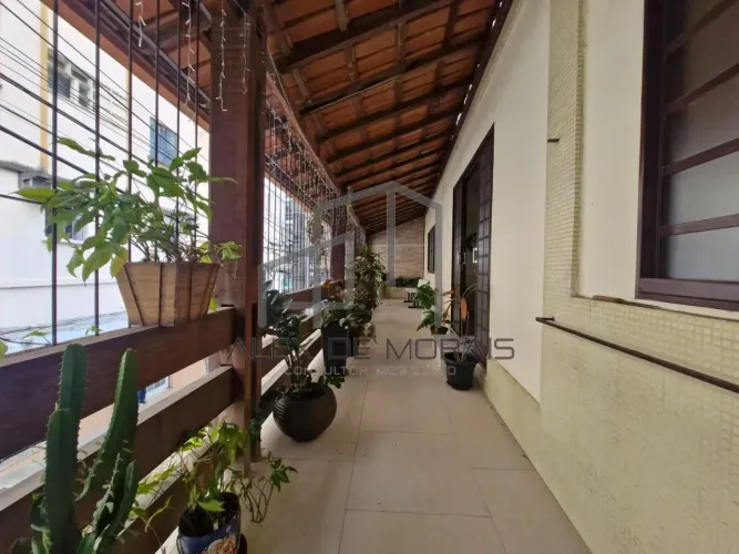 Magnífica casa triplex, localizada no coração de Vitória, no Centro, apresenta uma combina