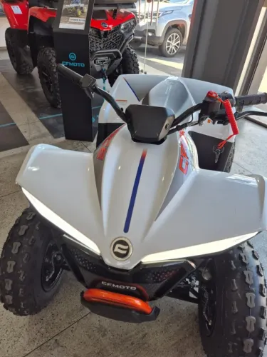 Quadriciclo Infantil CFORCE EV 110 Elétrico 2024 Seminovo