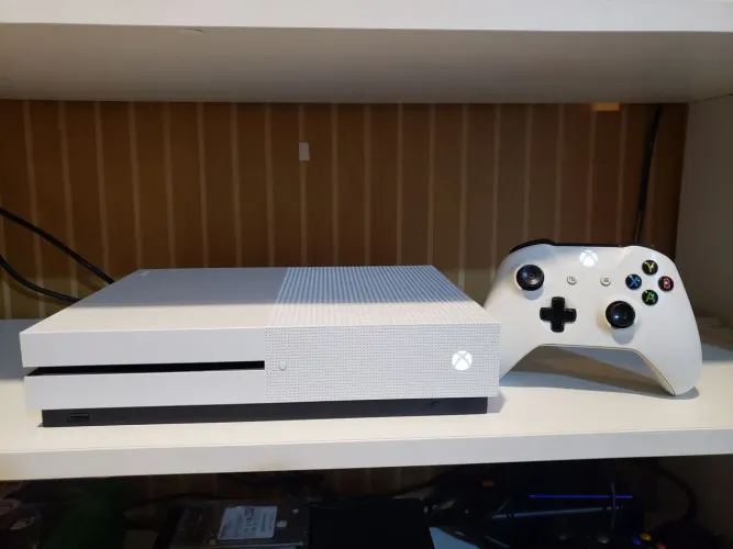 Xbox One S bem novinho 1 terá de HD - 1 controle + 10 jogos