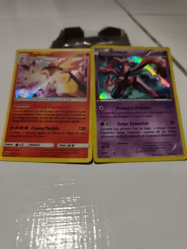 Cartas pokémon Typhlosion 2018 e Deoxys 2015