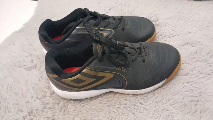 Chuteira Umbro tamanho 36