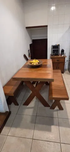 Mesa de madeira com bancos