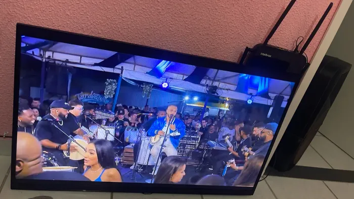 vendo uma televisão de 42 smart 
