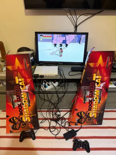 PS2 slim branco . 2 controles + duas guitarras