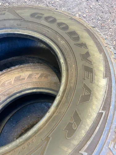 2 pneus 265/70 ARO 16 GOODYEAR WRANGLER ORIGINAL?