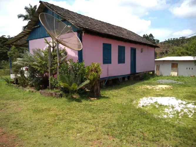 vendo sitio de 20mil m2 de area plana com casa e 2 corregos, 3 tanques de peixes 5 poço.Op
