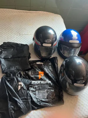Capacete mais capa de chuva